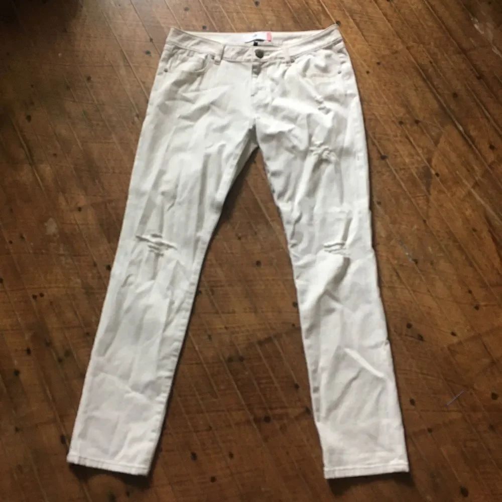 CAbi white slim boyfriend size 2 normcore jeans